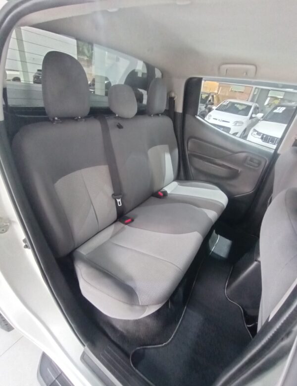 MITSUBISHI L200 TRITON SPORT GL 4X4 2.4 TURBO DIESEL - Image 4
