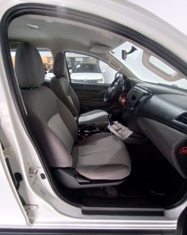 MITSUBISHI L200 TRITON SPORT GL 4X4 2.4 TURBO DIESEL - Image 5