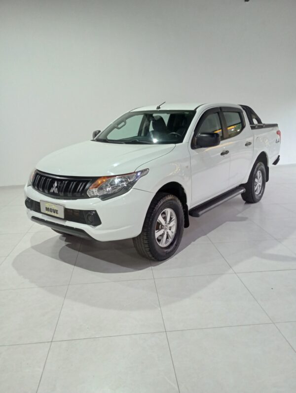 MITSUBISHI L200 TRITON SPORT GL 4X4 2.4 TURBO DIESEL - Image 19
